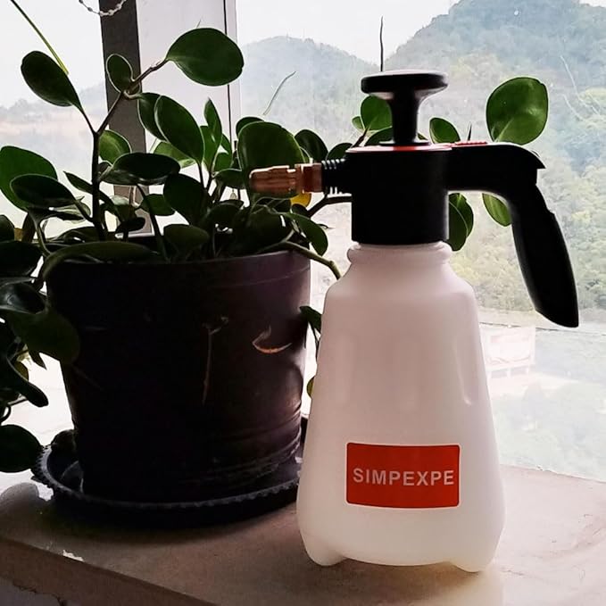 SIMPEXPE Handheld Garden Pump Sprayer, Lawn & Garden Pressure Water Spray Bottle with Adjustable Brass Nozzle for Plants and Other Cleaning Solutions 0.5 Gal 2L Gold